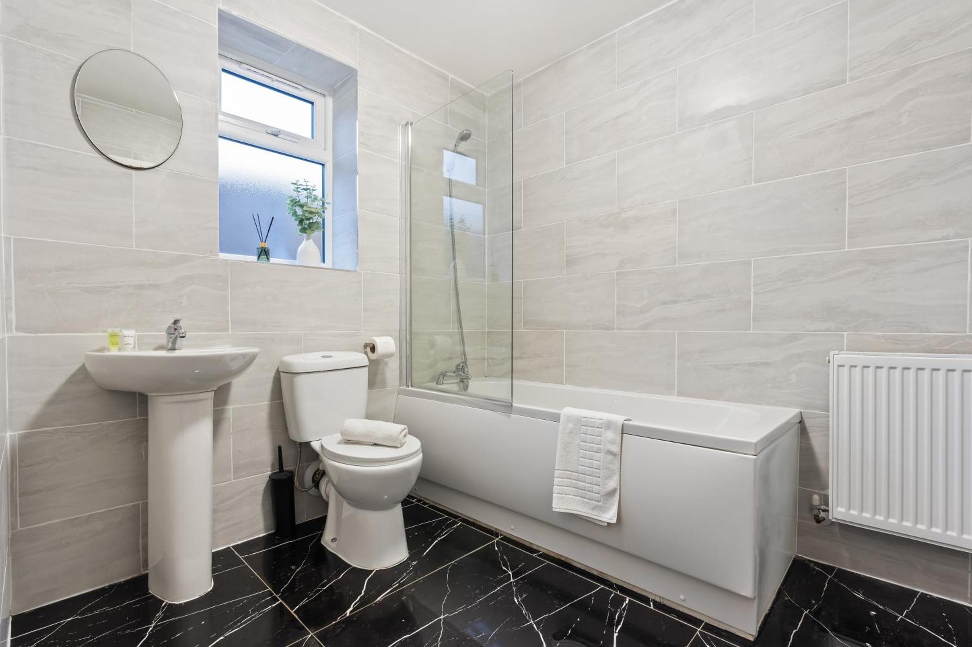 Stylish New Apartment - Free Wifi & Netflix - Top Rated - 3Mh Cradley Heath Екстериор снимка